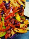 Salteado veraniego de fideos fácil