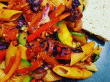 Salteado veraniego de fideos fácil