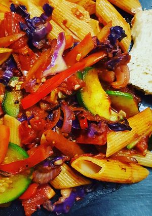 Una foto de Salteado veraniego de fideos fácil