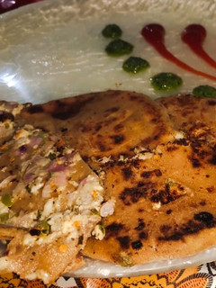 ચીઝ ચીલી ગાર્લિક પરાઠા (Cheese Chilli Garlic Paratha Recipe in Gujarati) રેસીપી મુખ્ય ફોટો