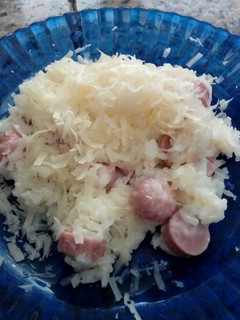 Una foto de Arroz saborizado con salchichas en microondas