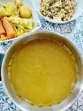 Caldo con carcasas de pollo y surtido de verduras para cocido –en olla rápida–