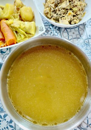 Foto principal de Caldo con carcasas de pollo y surtido de verduras para cocido –en olla rápida–