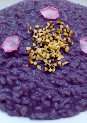 Foto di Risotto con cavolo viola e granella di nocciole tostate, mantecato con gorgonzola dolce