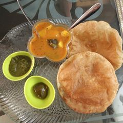 A picture of Punjabi aloo puri.
