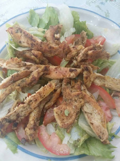 Una foto de Ensalada de pollo negra