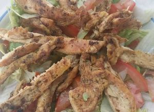 Una foto de Ensalada de pollo negra