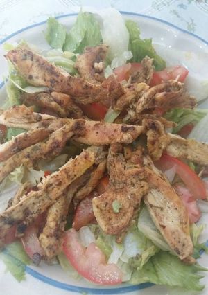 Una foto de Ensalada de pollo negra