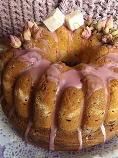 Una foto de Bizcocho bicolor con nougat de rosas y botones de rosas