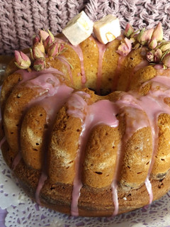 Una foto de Bizcocho bicolor con nougat de rosas y botones de rosas