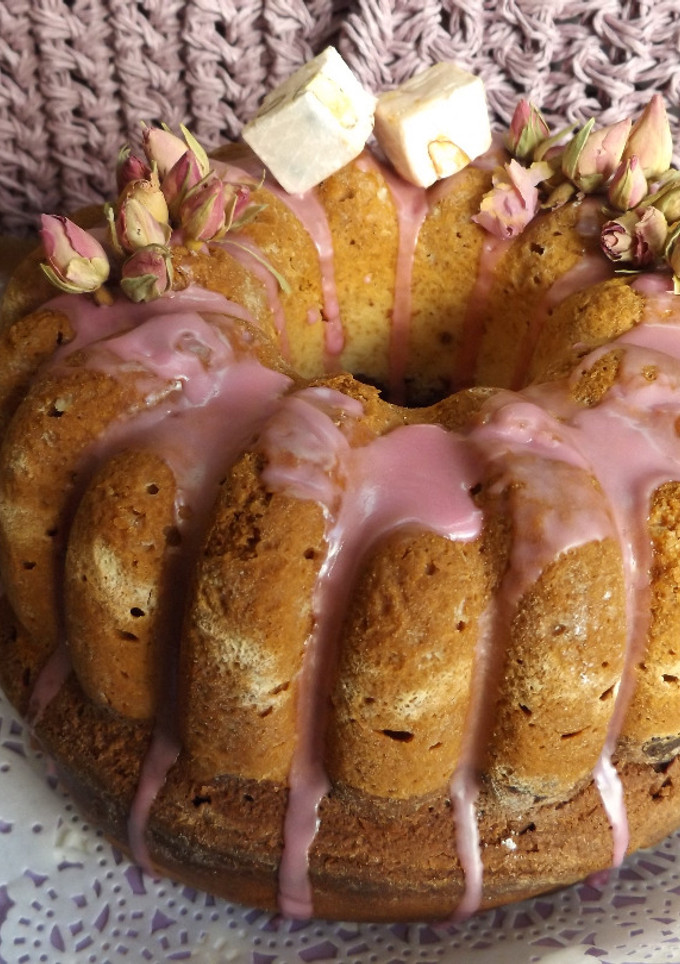 Una foto de Bizcocho bicolor con nougat de rosas y botones de rosas