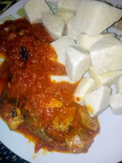 Dafaffan doya da jan miya da kifi ainihin hoton girkin