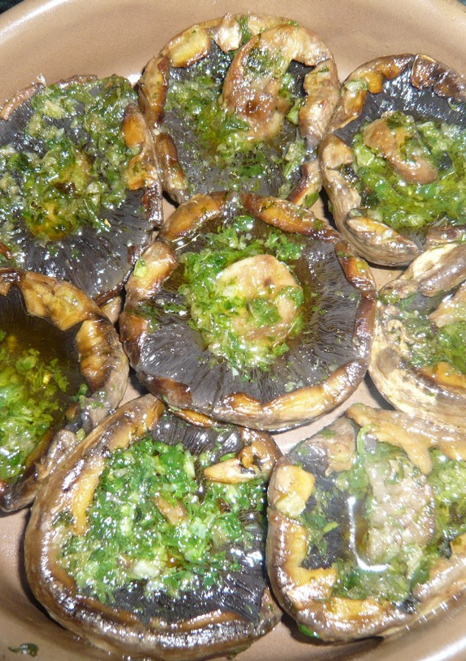 Una foto de Champiñones al ajillo