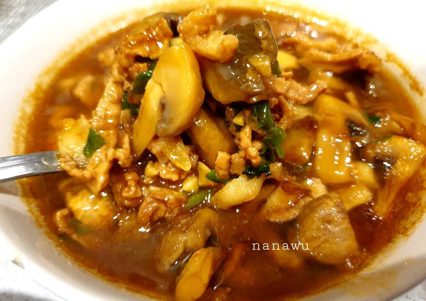 Babi jamur kecap