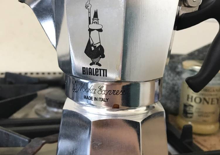 How to ‘flavour’ a brand new Bialetti - or moka express. The Italian trick