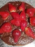 Bizcochuelo rojo con dulce de leche, chocolate y frutillas