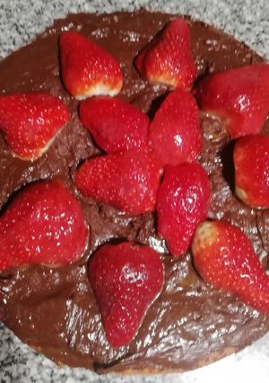 Una foto de Bizcochuelo rojo con dulce de leche, chocolate y frutillas