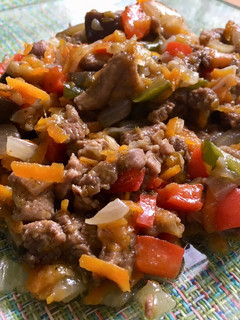 Una foto de Revuelto de verduras y carne