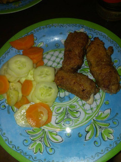 Una foto de Rollitos de carne y queso con ensalada