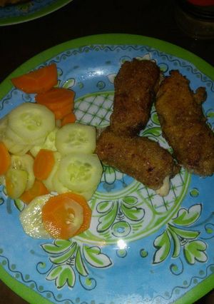 Una foto de Rollitos de carne y queso con ensalada