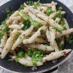 A picture of Steamed rice cigars (Fara).