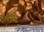 Una foto de pechugas de pollo en salsa