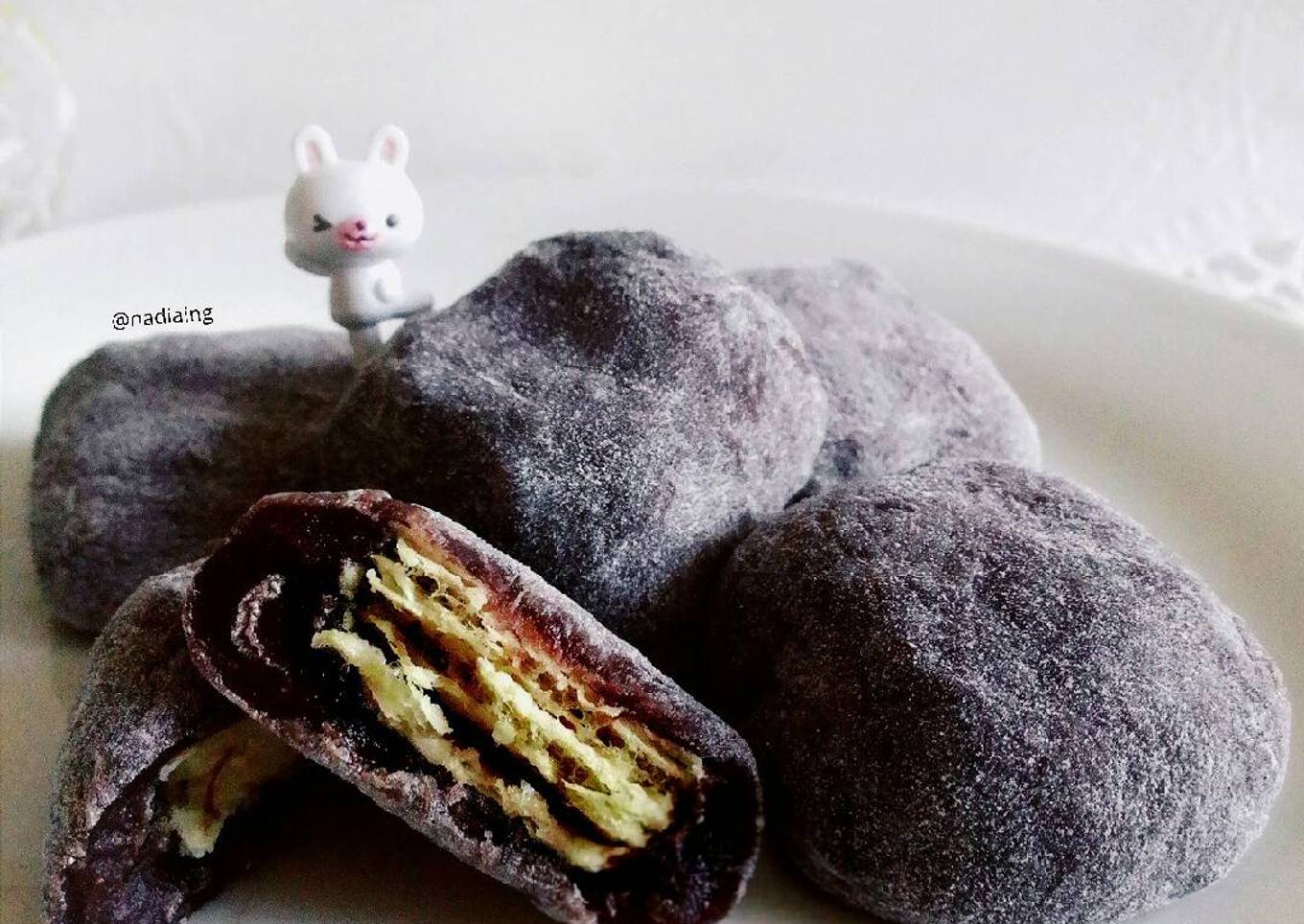 Resep Chocolate Mochi with Banana Wafer Filling
