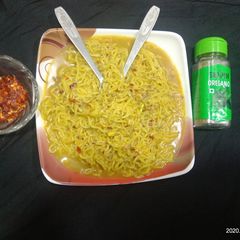 A picture of Chillly garlic maggi.