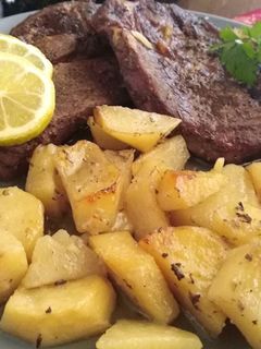 Φωτογραφία της συνταγής Μπριζόλες με πατάτες