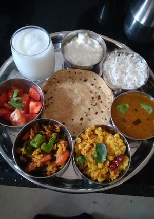 કાઠિયાવાડી થાળી રેસીપી મુખ્ય ફોટો