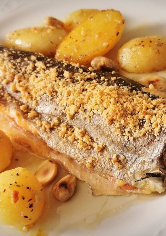Una foto de Trucha a la Navarra rellena de jamón ibérico y con costra de Almendras