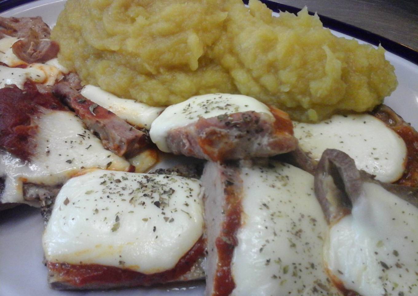 Matambre a la pizza con puré de batata