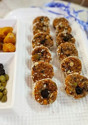 A picture of Til seeds dry karjoor Dryfruits chikki.