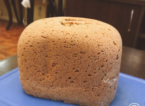 Una foto de Pan proteico con harina integral y maíz en máquina de pan