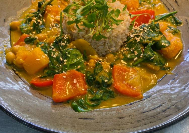 Delicious Butternut squash, pepper, spinach and chickpea curry