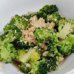A picture of Stir fry broccoli with garlic.