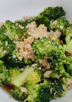 A picture of Stir fry broccoli with garlic.