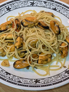 Una foto de Espaguetis con mejillones al ajillo