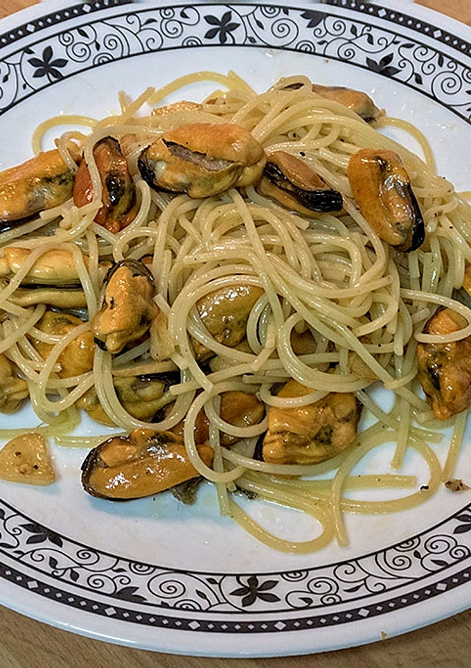 Una foto de Espaguetis con mejillones al ajillo