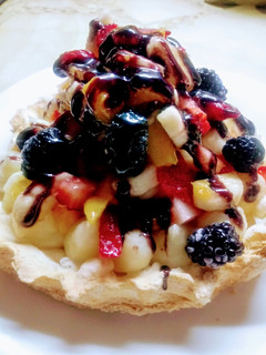 Una foto de Pavlova con frutas