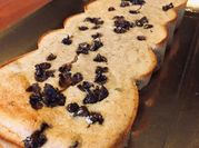Una foto di banana bread con gocce di cioccolato