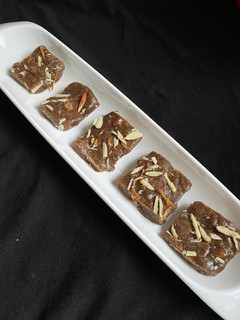 રાગી બરફી (Ragi Barfi Recipe In Gujarati) રેસીપી મુખ્ય ફોટો