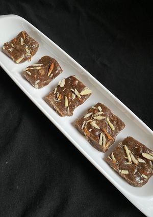 રાગી બરફી (Ragi Barfi Recipe In Gujarati) રેસીપી મુખ્ય ફોટો