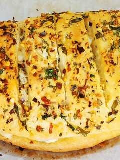 गार्लिक ब्रेड (Garlic bread recipe in marathi) रेसिपी चे मुख्य फोटो