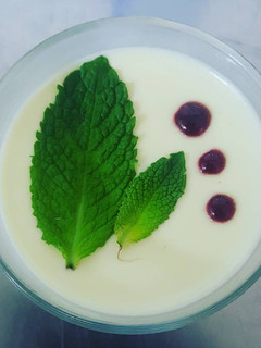 Una foto de Panna cotta de chocolate blanco