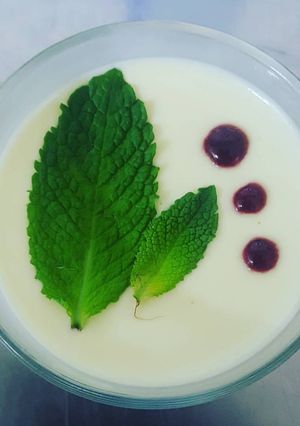 Una foto de Panna cotta de chocolate blanco