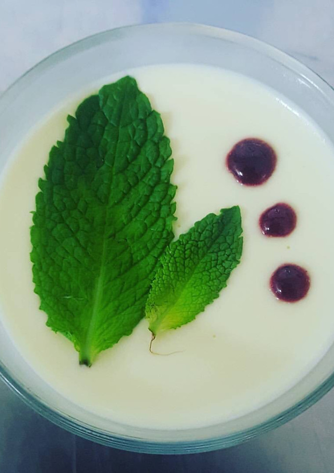 Una foto de Panna cotta de chocolate blanco