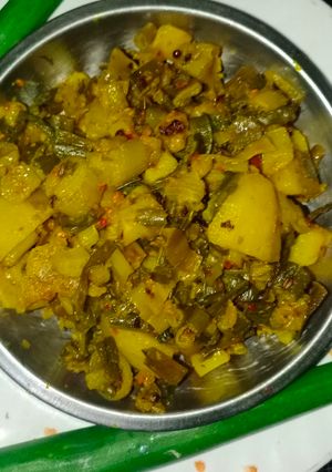 हरी प्याज़ और आलू की सब्जी (Hari pyaz aur aloo ki sabzi recipe in Hindi) रेसिपी मुख्य फोटो