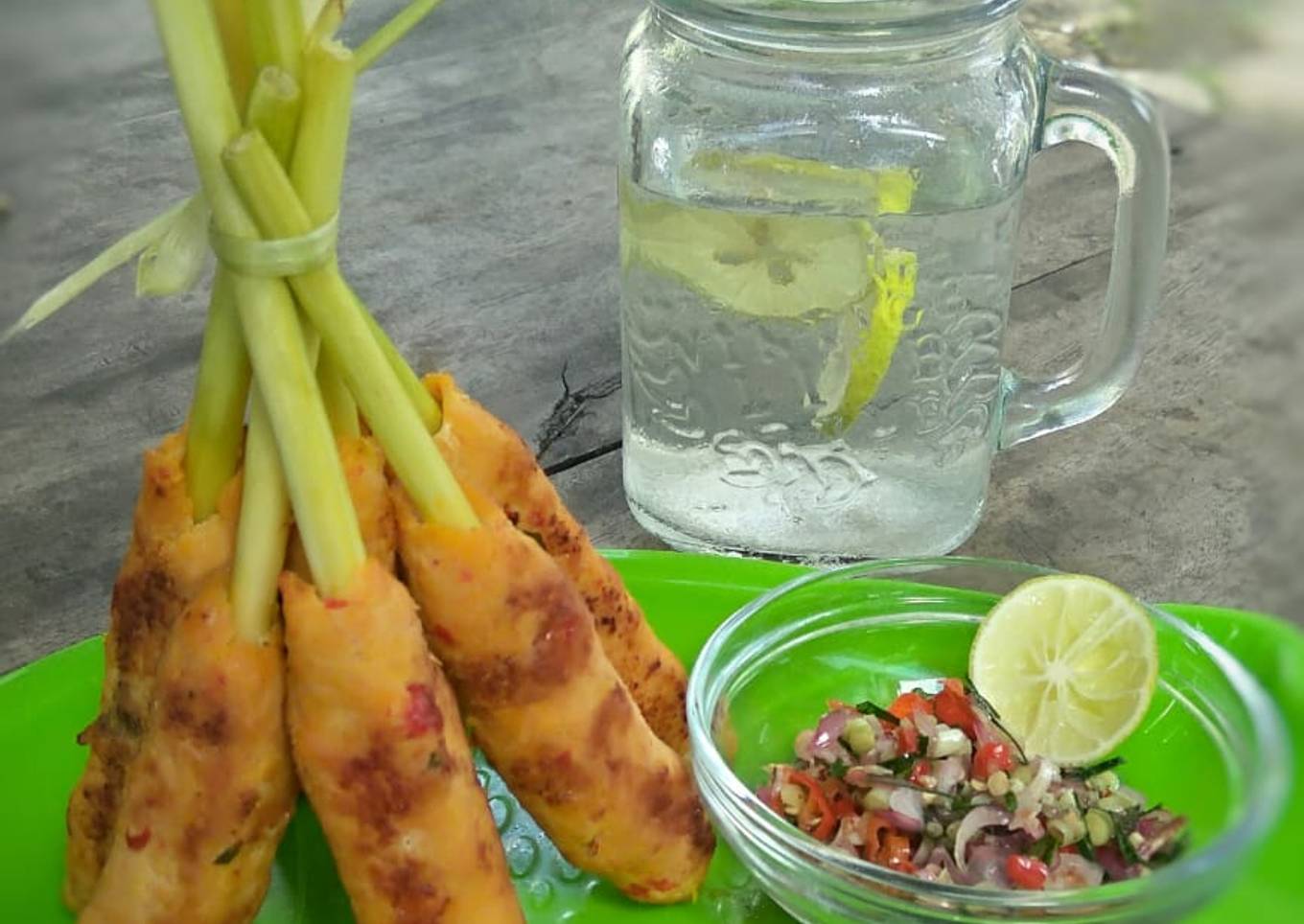 Sambal Bali Sat bersama istrinya