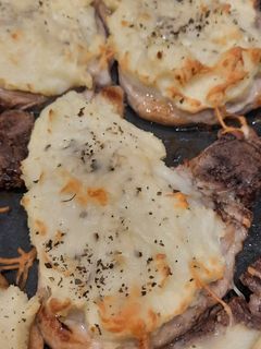 Una foto de Chuletas de cerdo con puré de patata